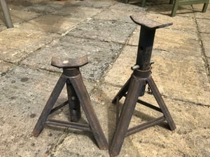 Pair of vehicle axle stands in Ventnor