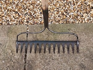 Heavy Duty Garden Rake Long Handle in Freshwater