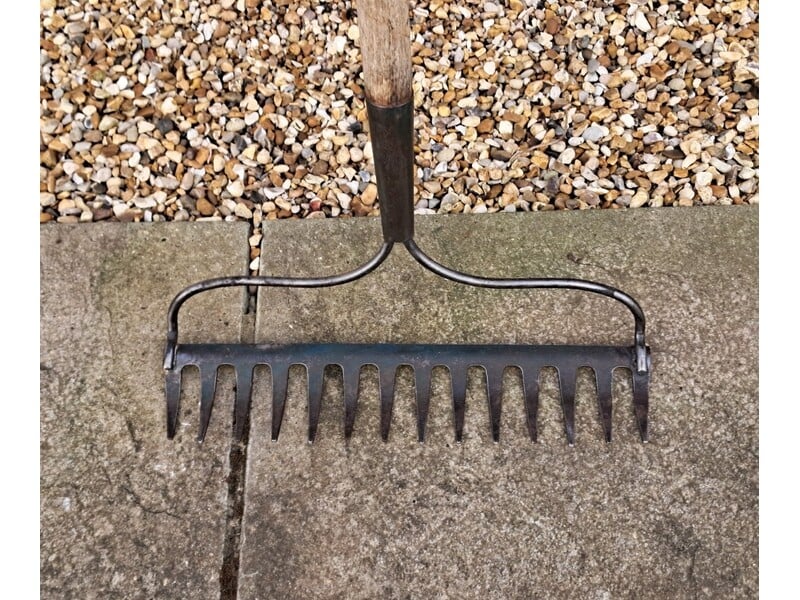 Heavy Duty Garden Rake Long Handle in Freshwater