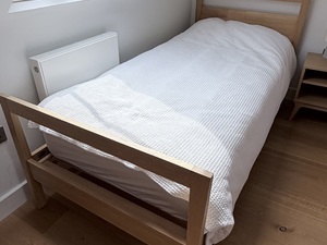 Oak single bed made by Habitat - immaculate condition (two available with or without mattress) Single Beds in Ryde