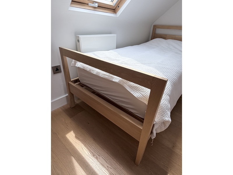 Oak single bed made by Habitat - immaculate condition (two available with or without mattress) Single Beds