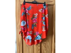 Orange Bardot Off the shoulder floral top - Size 10 in Cowes