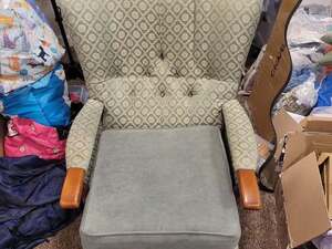 Green vintage (?) armchair with matching throw pillows, collection only in ryde in Ryde