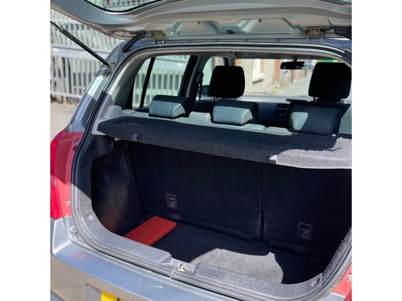 Automatic Suzuki Swift GLX 1.5L Petrol 5dr Hatchback Finished in Silver