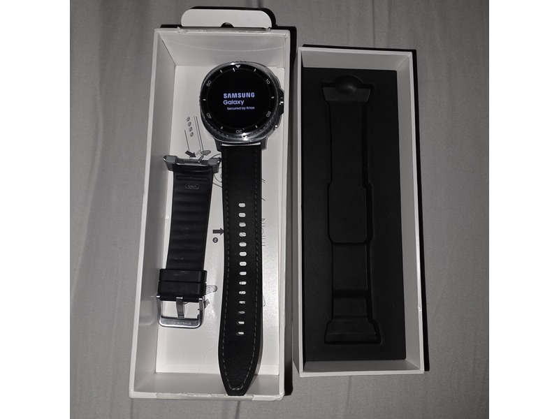 Samsung galaxy classic 8 watch Jewellery and Watches in Cowes