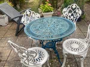Beautiful garden metal table 175 pounds in cowes in Cowes