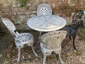 Metal garden table and 4 chairs 150 pounds in cowes in Cowes