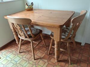 Kitchen table and chairs in Newport